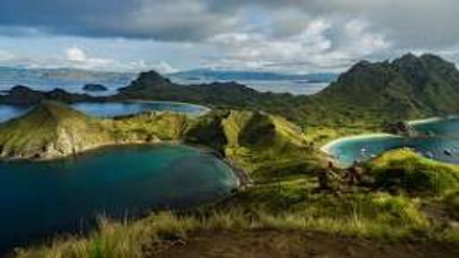 Pemandangan bukit Pulau Padar dengan tiga teluk