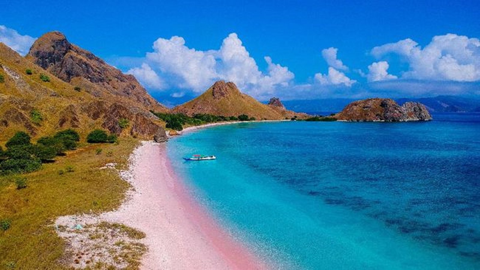 Pantai Merah dengan pasir merah muda alami